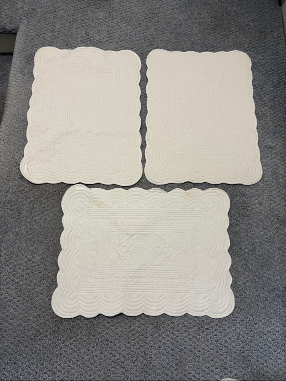 Set of 6  Quilted Scalloped Edge Off White Quilted Cotton Placemats - Picture 5 of 9
